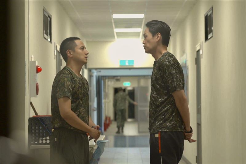 星兵曾子余跟黃鐙輝（右）表達萌生退意。（圖／台視提供）