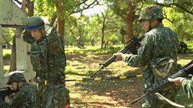 黃鐙輝(左)扮演可疑人物被星兵黃恩賜(右)制伏。（圖／台視提供）