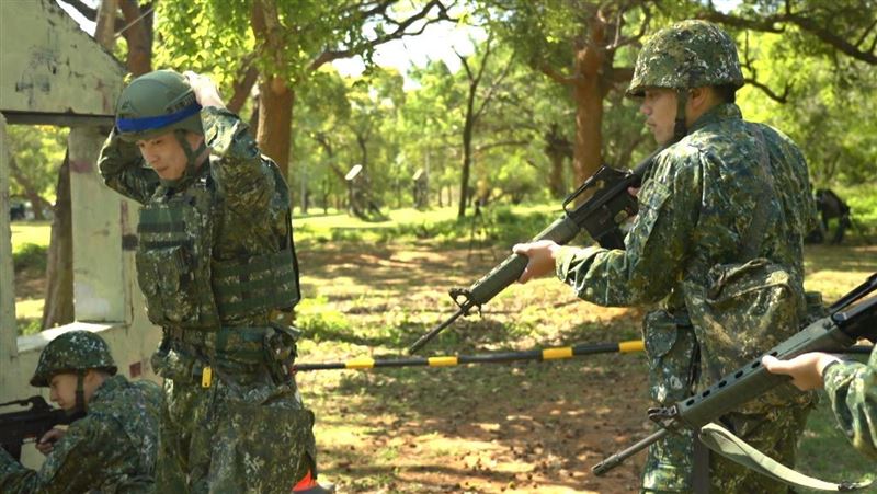 才入圍金馬獎男配角　黃鐙輝遭過肩摔倒地