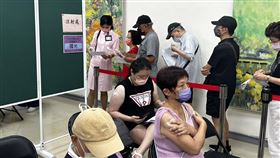 民眾10/1首日台大醫院接種流感/新冠疫苗。（圖／記者簡浩正攝影）