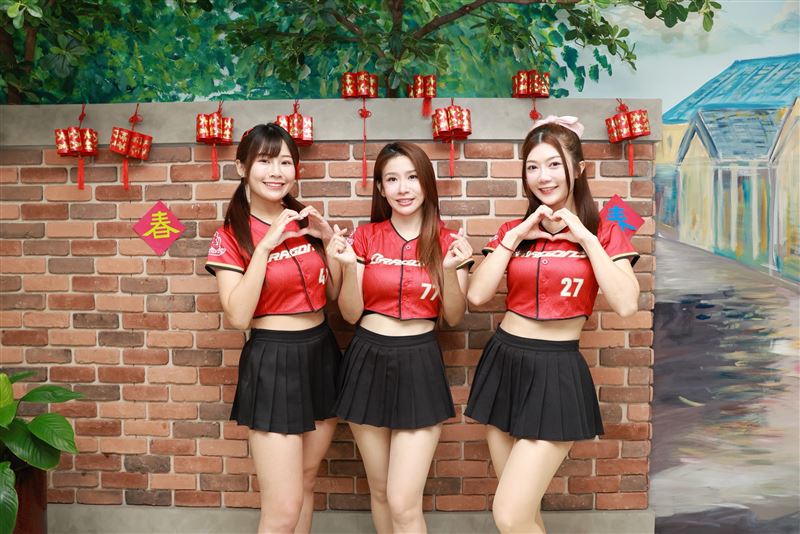 味全龍啦啦啦隊小龍女-馬妹、琪琪、星岑出席紅心字會「重陽敬老公益活動」。(圖／紅心字會提供）