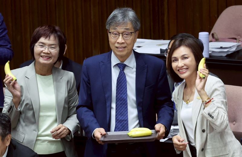 謠傳「旗山香蕉價格崩盤」遭邱議瑩駁斥，為了力挺蕉農，邱議瑩也帶旗山香蕉到立法院，分享給立院同僚與官員們。（圖／邱議瑩國會辦公室提供）