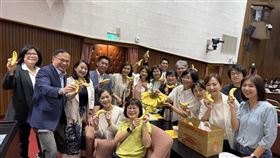謠傳「旗山香蕉價格崩盤」遭邱議瑩駁斥，為了力挺蕉農，邱議瑩也帶旗山香蕉到立法院，分享給立院同僚與官員們。（圖／邱議瑩國會辦公室提供） 