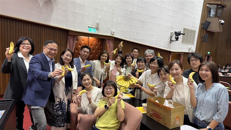 謠傳「旗山香蕉價格崩盤」遭邱議瑩駁斥，為了力挺蕉農，邱議瑩也帶旗山香蕉到立法院，分享給立院同僚與官員們。（圖／邱議瑩國會辦公室提供）