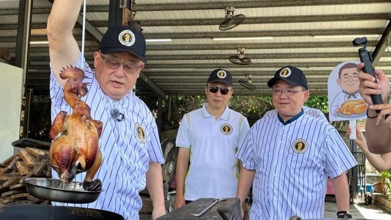 總隊長親自於期前密尋柴燒甕仔雞。（圖／翻攝畫面）