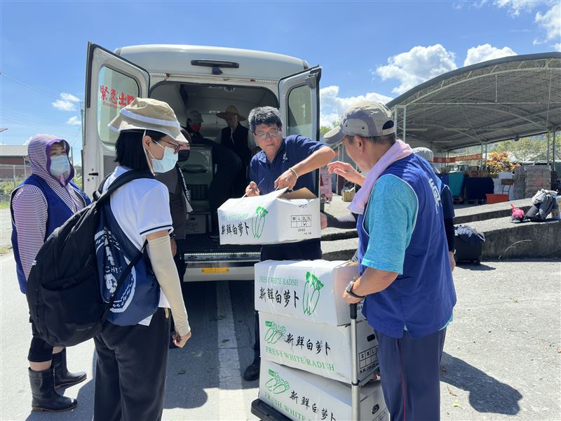 華藏淨宗弘化基金會動員百人馳援花蓮，捐款千萬助重建。（圖／弘化基金會提供）