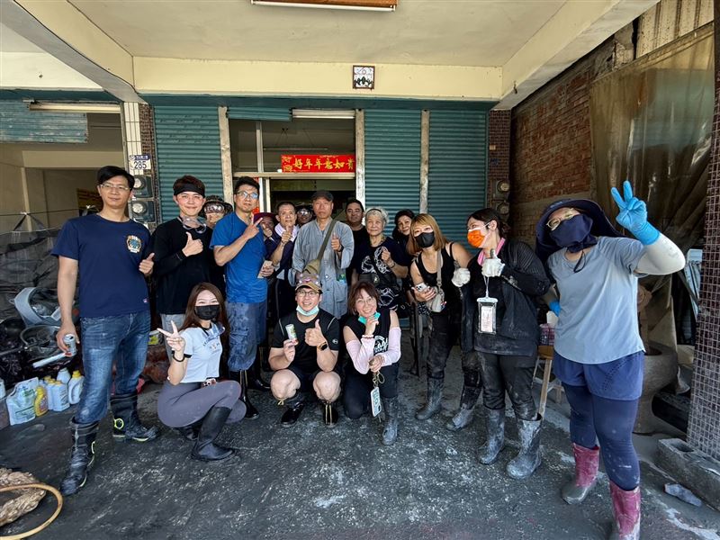 華藏淨宗弘化基金會動員百人馳援花蓮，捐款千萬助重建。（圖／弘化基金會提供）