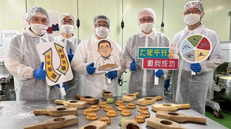總隊長親自於期前客製化手作月餅。（圖／翻攝畫面）