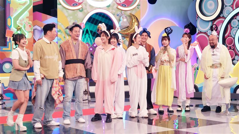 乃哥隊Cosplay「住在月球上的生物」造型出場應戰。（圖／華視提供）
