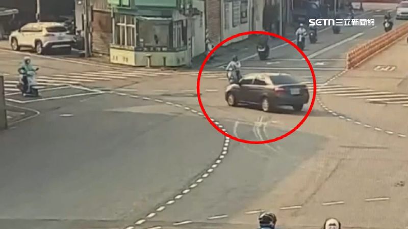民眾表示，因這路口經常有車輛搶快，所以常發生車禍