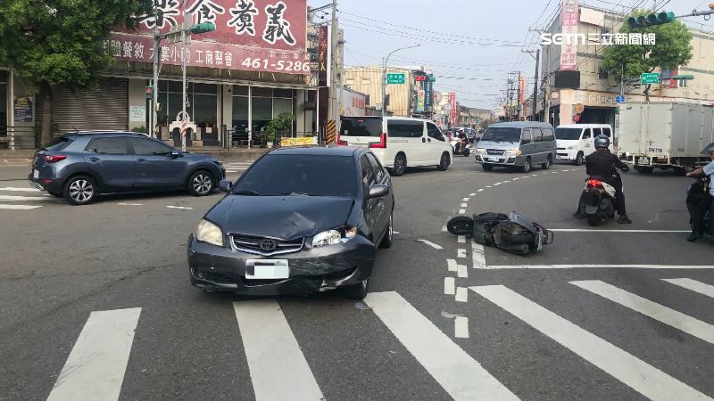昨日桃園一名78歲駕駛，疑闖紅燈撞上騎士，造成騎士頭部重創