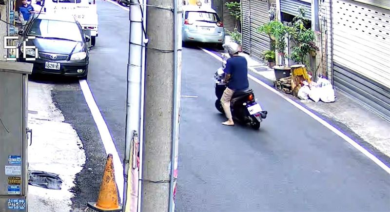 邱嫌看女童逃跑，趕緊騎機車追上前，在超商前砍傷幫忙報警的林姓男子及另一名11歲丁姓女童。(圖／翻攝自劉文正臉書)
