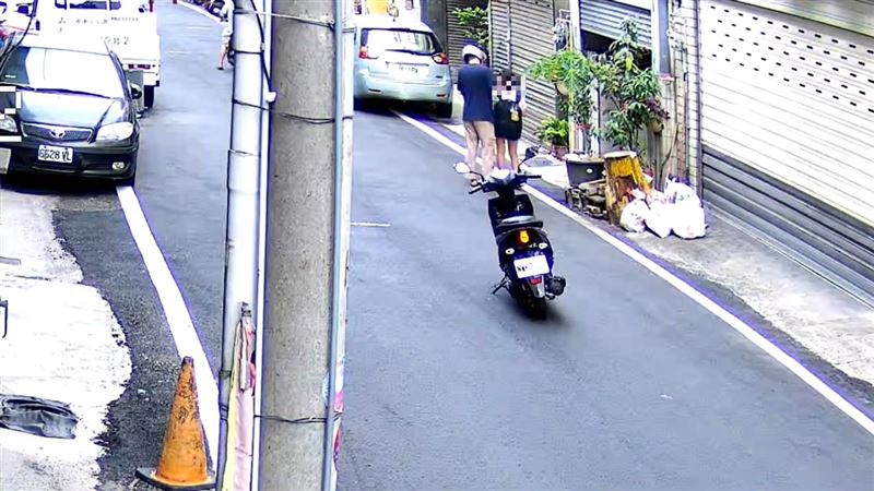 邱姓嫌犯從背後揪住徐姓女童的頭髮，往脖子、身體連刺3刀，女童哭叫奮力掙脫跟同伴逃跑。(圖／翻攝自劉文正臉書)