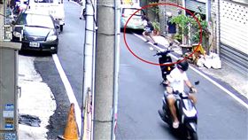  苗栗隨機砍人，第一現場影像曝，綁刀男挑弱小女童下手，「抓髮刺3刀」(圖／翻攝自劉文正臉書)