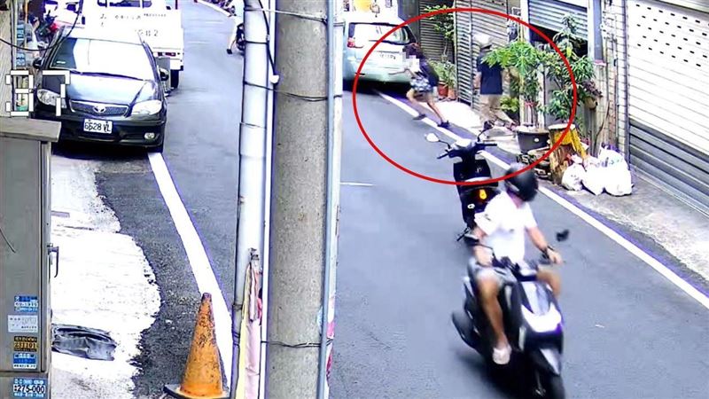 邱男疑似吸毒精神不穩，在左手綁刀後，騎車外出隨機挑選下手對象。(圖／翻攝自劉文正臉書)