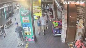 北市男子從公車下來後與2女學生發生擦撞。（圖／翻攝畫面）