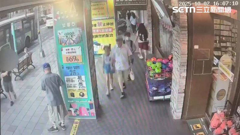 北市男子從公車下來後與2女學生發生擦撞。（圖／翻攝畫面）