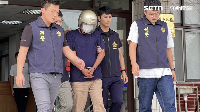 原本兇嫌拒絕夜間偵訊，經一早偵訊後，警方依殺人未遂罪將邱嫌移送地檢署，邱男見媒體鏡頭不發一語。（圖／翻攝畫面）
