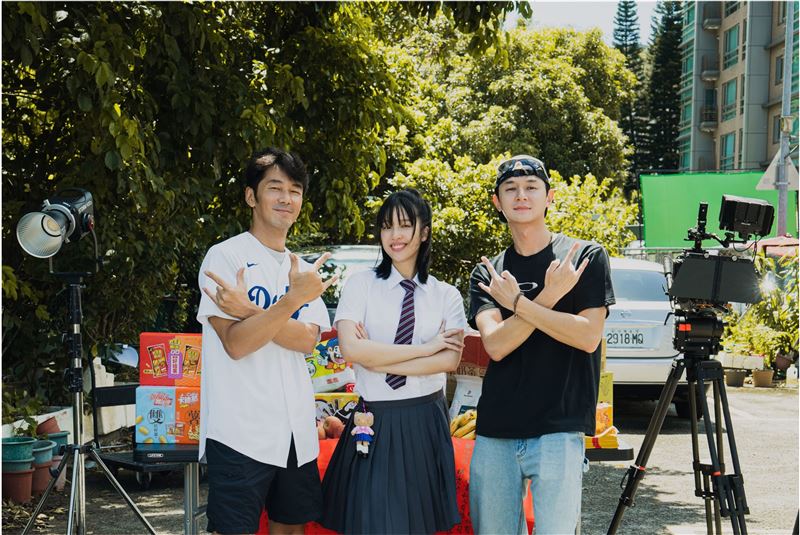 演員李李仁（左起）、王渝萱、張軒睿興奮參與《遊戲未完》開鏡，三人在戲中飾演關係疏離的家人，一同踏上尋找失蹤弟弟的旅程。（圖／兔將創意影業、哇哇映畫提供）