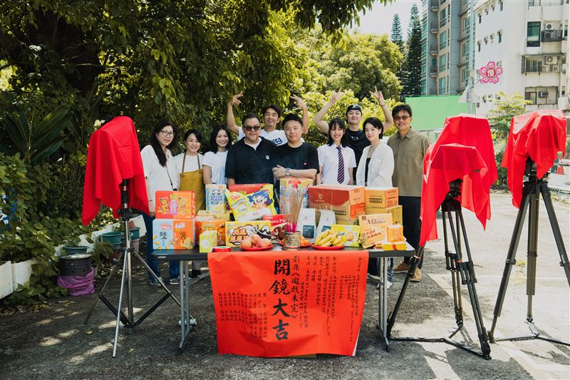 演員李李仁（左起）、王渝萱、張軒睿興奮參與《遊戲未完》開鏡，三人在戲中飾演關係疏離的家人，一同踏上尋找失蹤弟弟的旅程。（圖／兔將創意影業、哇哇映畫提供）