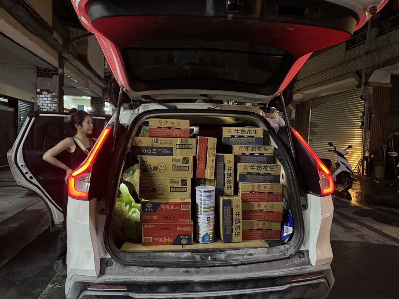 鄭家純開車配送物資。（圖／翻攝自鄭家純臉書）
