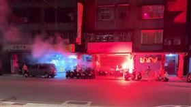 新北市板橋五權公園今天凌晨發生一起衝突，雲姓男子（37歲）與劉姓前雇主有債務糾紛，雙方談判破裂後，雲男引燃信號彈、揮刀砍傷前雇主，警方獲報到場逮人，全案已依傷害、公共危險等罪法辦，