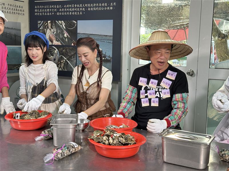 籃籃（左起）、楊繡惠、嘉義縣長翁章梁一起合作採蚵仔。（圖／民視提供）