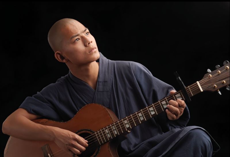 21歲的秋風，本名邢中平，法號延珩，來自河南濟源，為少林寺第三十四代武僧。（圖／翻攝自秋風微博）