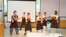 金智娟與小男孩樂團主唱米非前往「唐氏症基金會」新莊手作體驗館，與五位唐寶寶一同烘焙餅乾。(圖／滾石唱片提供）