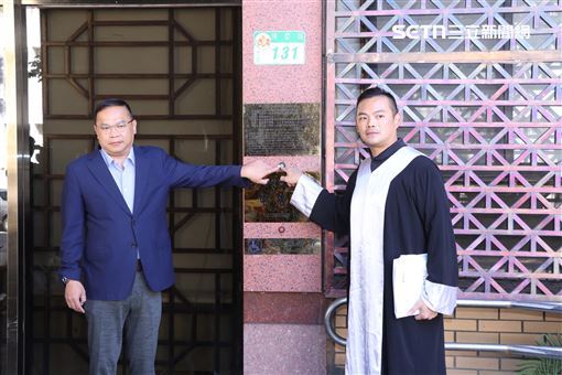 王義川在律師陪同下赴北檢對黃國昌提告。（圖／記者鄭孟晃攝）