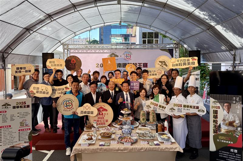 2025「臺南國華松王宴」上午於立法院康園餐廳前廣場舉辦行銷記者會，以振興丹娜絲風災後的雲嘉南農漁產業為核心，號召台南知名店家聯手出菜，落實「從產地到餐桌」理念，展現傳統辦桌文化。（圖／林俊憲國會辦公室提供）
