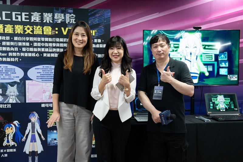 盛局長逐一參觀學員成果攤位，聆聽講師及學員介紹，並對學員展現的實務能力給予高度肯定。（圖／新北市經發局提供）