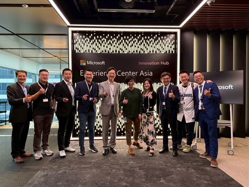 民進黨新北市議員卓冠廷、翁震州、張錦豪、李宇翔與立法院榮譽顧問陳柏惟等人共組考察團赴新加坡考察。（圖／卓冠廷辦公室提供）