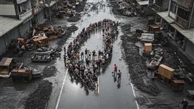 三天連假PART2鏟子超人出動。網路流傳鏟子超人排出「臺灣」地圖，圖片流出溫暖光復感動全世界。（圖／熱情的鏟子超人提供、中華城隍文化提供、創世基金會嘉義東石華山站提供） 