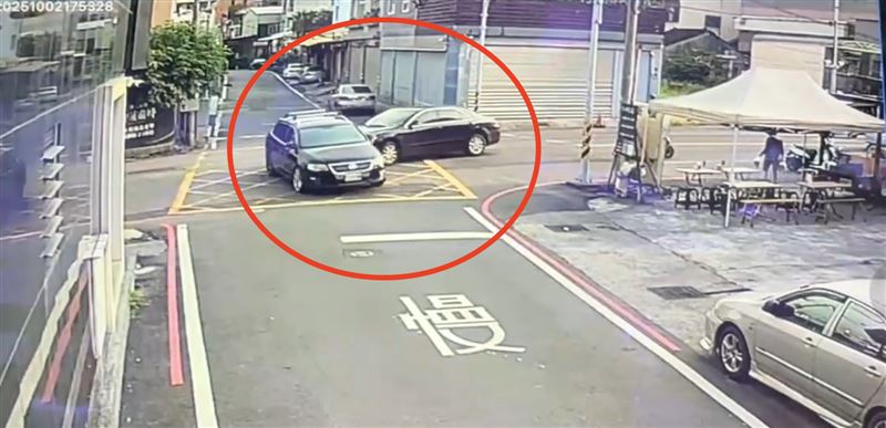 楊姓女子一路追逐，在路口撞擊男友的車。（圖／翻攝畫面）