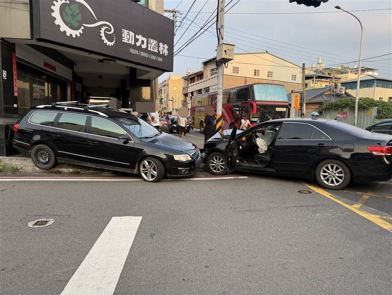 情侶發生爭執，女友直接撞擊男友車輛。（圖／翻攝畫面）