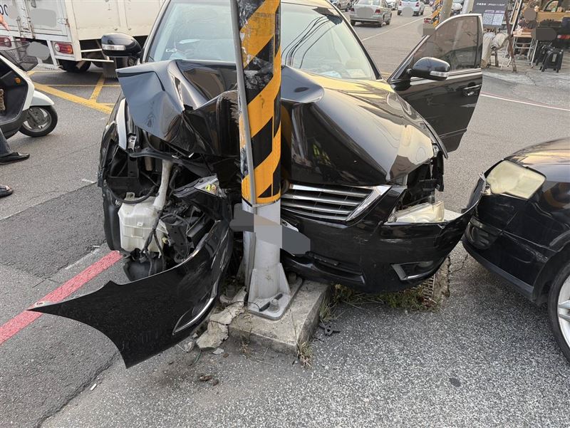 楊女的車直接失控撞擊電桿，車頭凹陷。（圖／翻攝畫面）