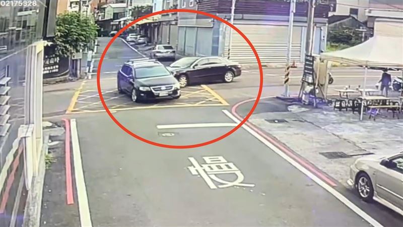 情侶吵架「飛車追逐」她怒撞　鐵包肉變形