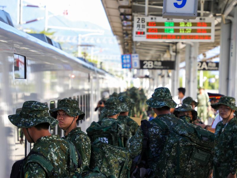 國軍救災官兵進行兵力梯次輪替方式，以高效率執行救災工作。（國軍第2作戰區提供）