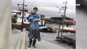 水淹到胸！姑丈截肢逃不了　勇消一把抱走
