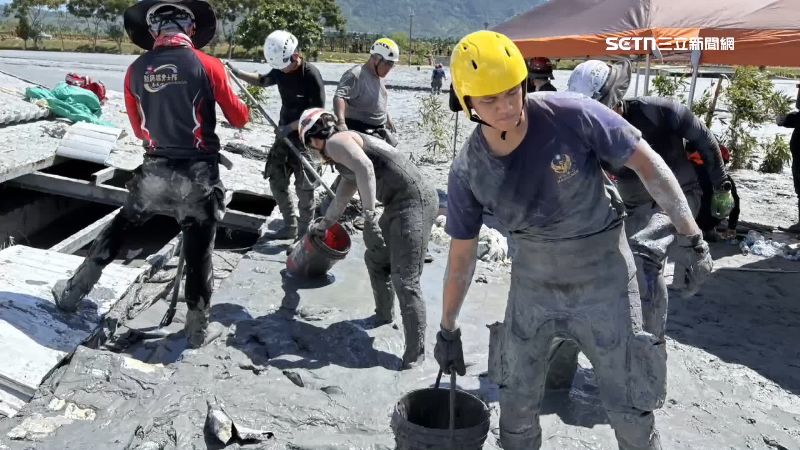 黃鴻心安置好姑姑一家之後，馬上投入救災任務