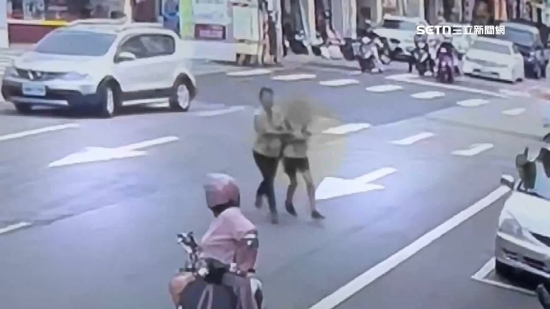 安親班黃姓老師扶助受傷的孩子，直奔里長辦公室求救
