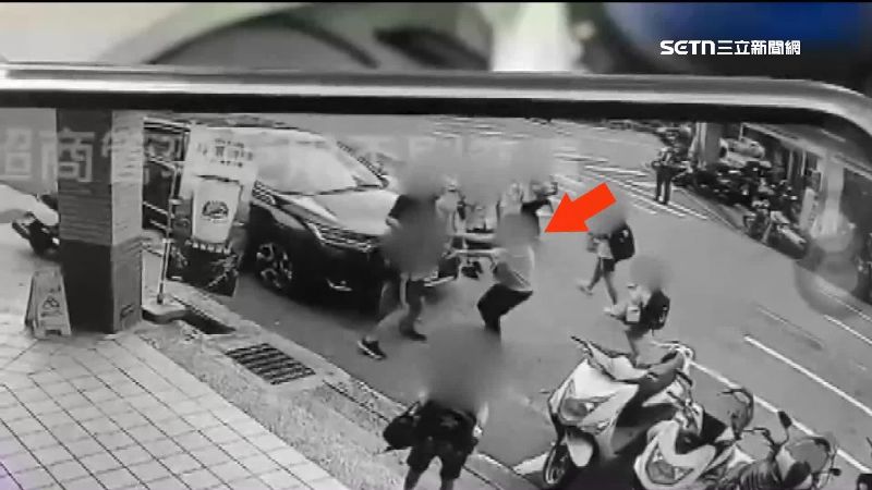 安親班黃老師見狀，衝上前攔阻