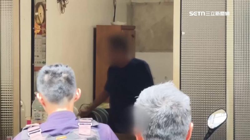邱男在路上隨機砍人後，逃回家與警方對峙