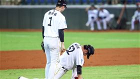 台鋼雄鷹狀元韋宏亮身體不適提前退場。（圖／台鋼雄鷹提供）