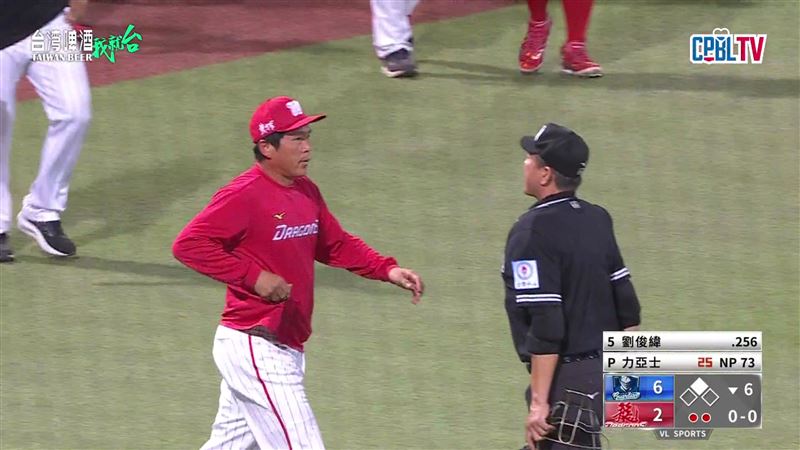 味全龍總教練葉君璋不滿連2次觸身球。（圖／翻攝自CPBLTV）