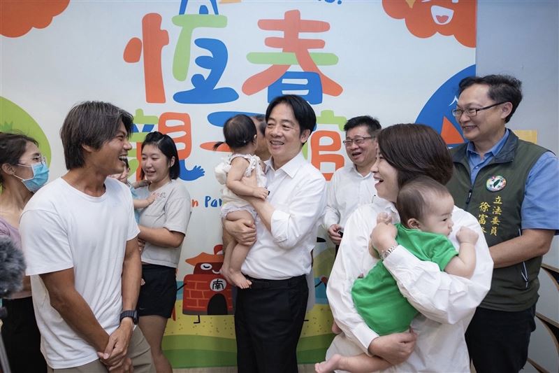 賴清德前往屏東並與小朋友互動。（圖／翻攝自賴清德臉書）