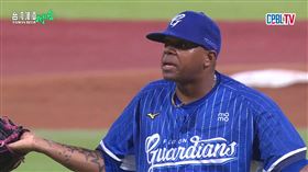 富邦悍將洋投力亞士攤手表示無辜。（圖／翻攝自CPBLTV）