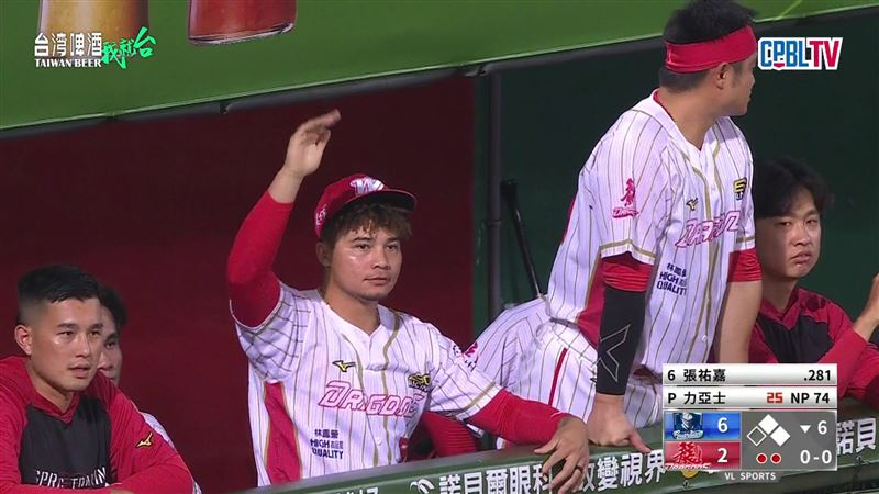 味全龍投手林凱威擺手示意力亞士退場。（圖／翻攝自CPBLTV）