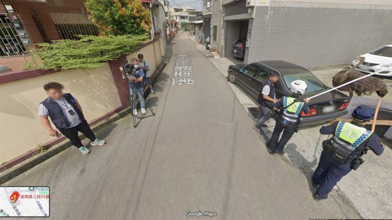 警察圍捕鴕鳥時，媒體記者在現場採訪的畫面也被Google街景車拍下。（圖／翻攝自Google map）